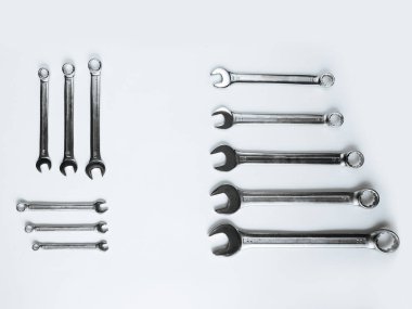 Beyaz arka planda çalışan çelik aletler. Metin için boşluk