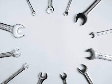 Beyaz arka planda çalışan çelik aletler. Metin için boşluk