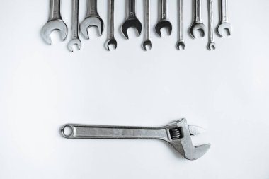 Beyaz arka planda çalışan çelik aletler. Metin için boşluk