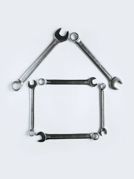 Beyaz arka planda çalışan çelik aletler. Metin için boşluk