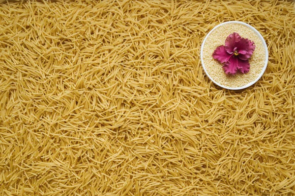 Pişmemiş vermicelli makarna arka planı. Kapat.