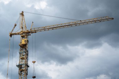 Çok katlı bir binanın yapımı sırasında bir vinç operasyonu