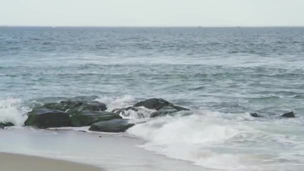 Zandkust Een Grote Schuimende Golf Die Tegen Kust Slaat Verandert — Stockvideo