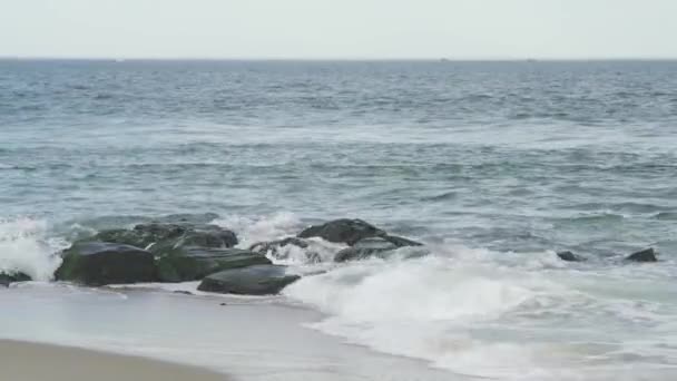 Costa Arenosa Una Ola Grande Espumosa Golpeando Contra Orilla Convirtiéndose — Vídeo de stock