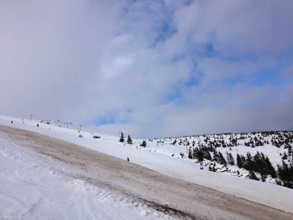 Ski Slope Sunny Paisagem Montanhosa — Fotografia de Stock