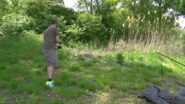 4 bin. Bir balıkçı balık tutma gezisine hazırlanır, uygun bir şekilde hazırlanmak için olta takımına ihtiyacınız vardır. Olta, ip, kanca ve diğer aygıtların kalitesini kontrol eder.