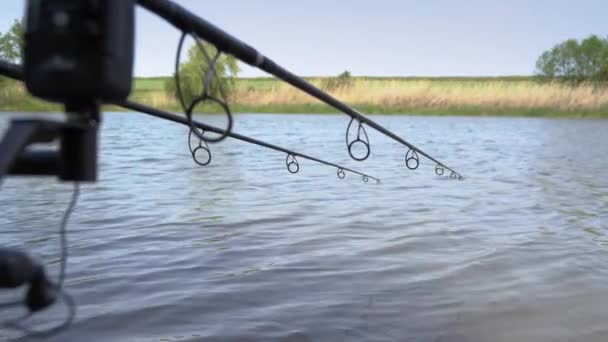 高品質の漁具 信頼性の高いリールと強い釣り糸で海岸での釣り 暖かい夏の晴れた日 — ストック動画