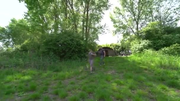 Két Halász Parton Két Fonórúddal Horgászik Örülnek Hogy Harapnak Berendezés — Stock videók