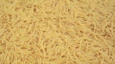4 bin. Çiğ, küçük vermicelli 'nin arka planı. Buğdaydan yapılmış kurutulmuş sarı makarna. Malzeme, aşçı için ürün..