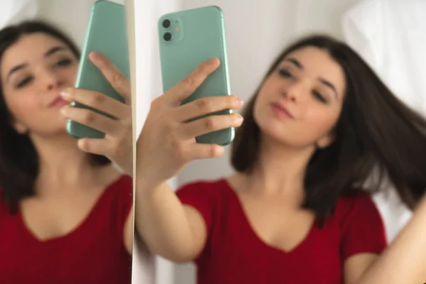 Młoda Brunetka Krótkimi Włosami Czerwoną Koszulą Robi Sobie Selfie Obok — Zdjęcie stockowe