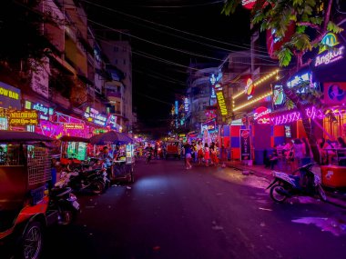 Phnom Penh, Kamboçya, 28 Aralık 2019: Şehir merkezi sokak lambaları - gece fotoğrafçılığı