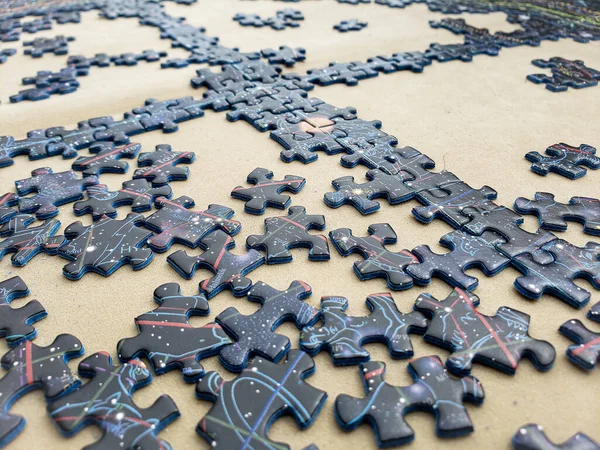 Morceaux Puzzle Incomplet Sur Fond Brun — Photo