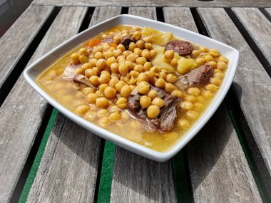 Etli jambonlu nohut ve sosisli geleneksel İspanyol yemeği.