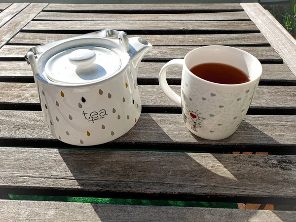 Panela Chá Branca Com Corações Uma Mesa Dia Ensolarado Tempo — Fotografia de Stock