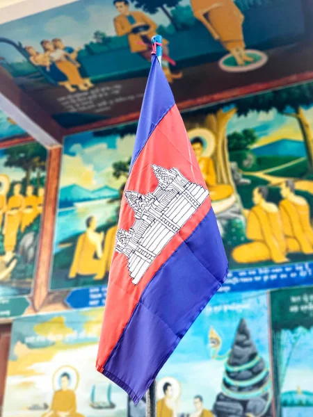 カンボジアバッタンバン2020年1月1日絵画寺院前の国旗 — ストック写真