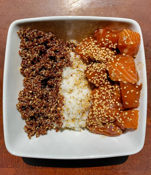 Salmon Poke Bowl Avec Riz Blanc Quinoa Rouge — Photo