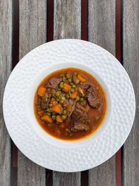 Ragout, havuç ve sebzelerle kızartılmış biftek eti.