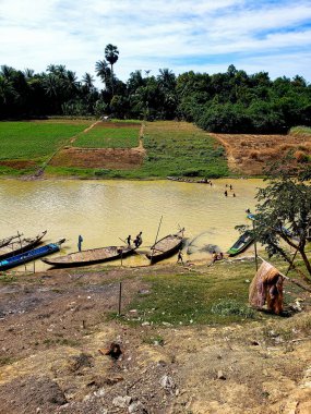 Battambang, Kamboçya, 02 Ocak 2020: Kurak mevsim sırasında Stoeng Sangke Nehri