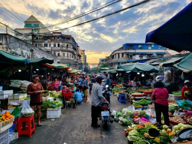 Phnom Penh, Kamboçya, 07 Ocak 2020: Kalabalık sokak pazarı