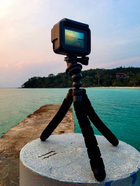 Koh Rong Adası, Kamboçya, 4 Ocak 2020, gün batımı kamerasında iskele.