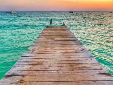 Koh Rong Adası, Kamboçya, 4 Ocak 2020, gün batımında iskele.
