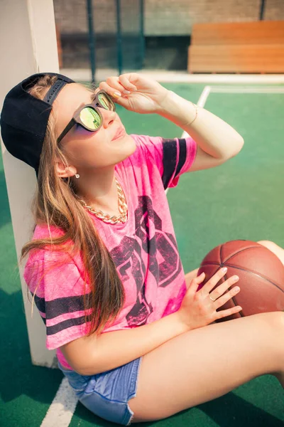 Vacker Ung Kvinna Med Basket Sitter Spela — Stockfoto