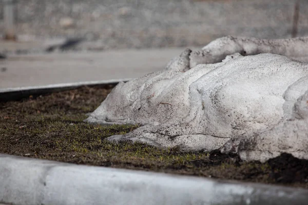 Kirli karları eritiyorum yerde
