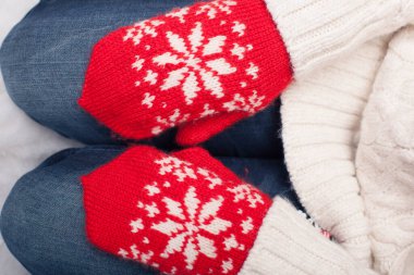 Ellerini kırmızı eldivenlerle kadın dizlerinin üzerine koy.