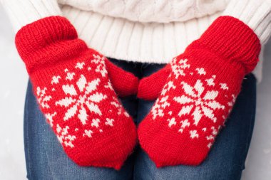 Ellerini kırmızı eldivenlerle kadın dizlerinin üzerine koy.