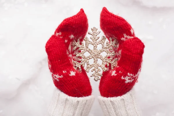 Ręce Rękawiczkach Ozdobnym Płatkiem Śniegu — Zdjęcie stockowe