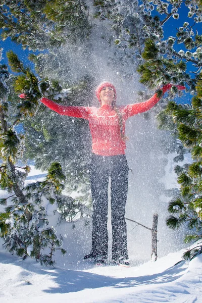 Chica Bosque Invierno Con Nieve Cayendo Los Árboles — Foto de Stock