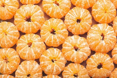 Bir sürü soyulmuş mandalina yalan söylüyor.