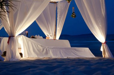 Sahilde servis edilen bir restoran çadırı.