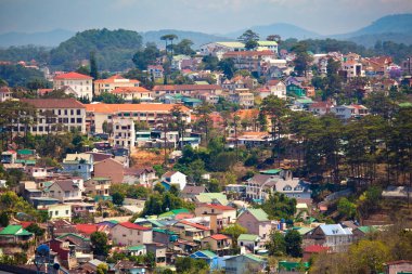 Tepeden Dalat şehrinin manzarası
