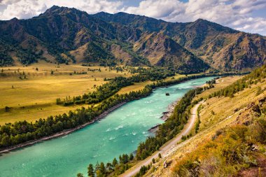 Altai dağlarında mavi bir nehir.