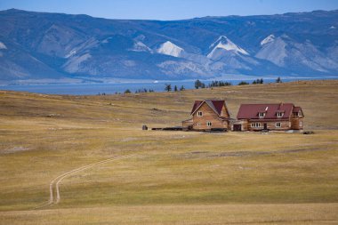 Baykal, Rusya 'da iki küçük chalet ile güzel bir vadi