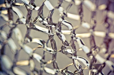 Kırık camlar ve bir sürü parça vardı.