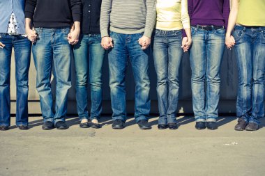Kot pantolon giymiş bir grup insanın ön görünümü