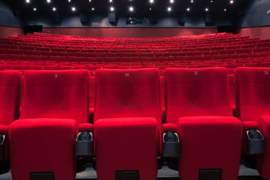 Ziyaretçisi olmayan boş bir sinema.