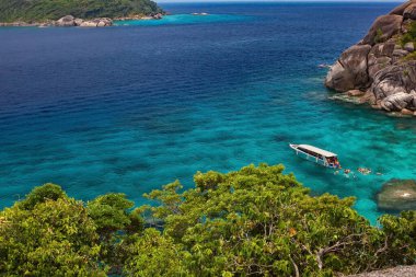 Similan adalarının güzel mavi gölü ve bir motorlu tekne.