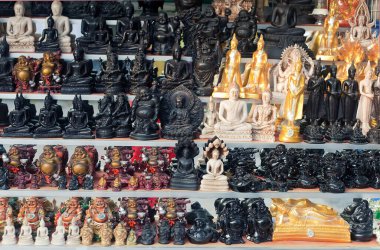 Buda heykelleri Asya 'da bir sokak pazarında