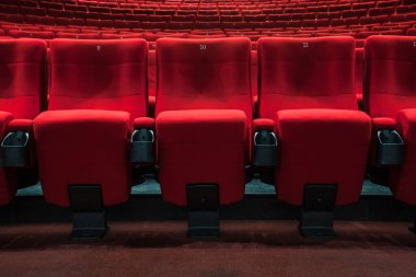 Ziyaretçisi olmayan boş bir sinema.