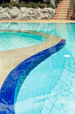 Temiz suyla boş turkuaz yüzme havuzu