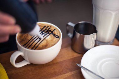 Bir fincan kahve ve latte sanatının resmi.