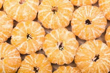 Bir sürü soyulmuş mandalina yalan söylüyor.