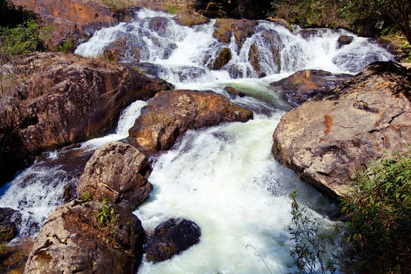 Wasserfall Mit Der Schnellen Strömung Und Felsigen Steinen — Stockfoto