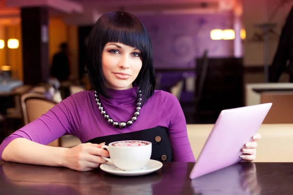 Junge Frau Café Mit Pad Und Tasse Kaffee — Stockfoto