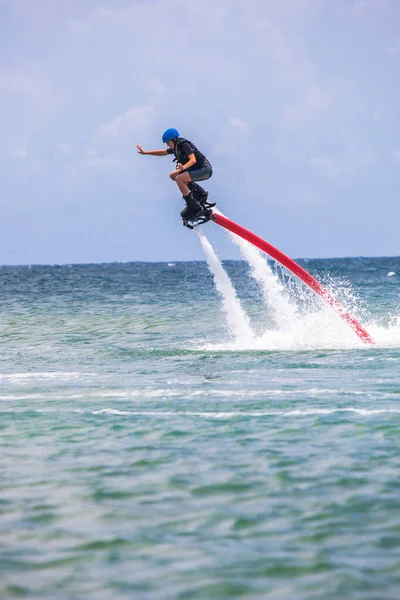 Gölde uçan kaykaycı