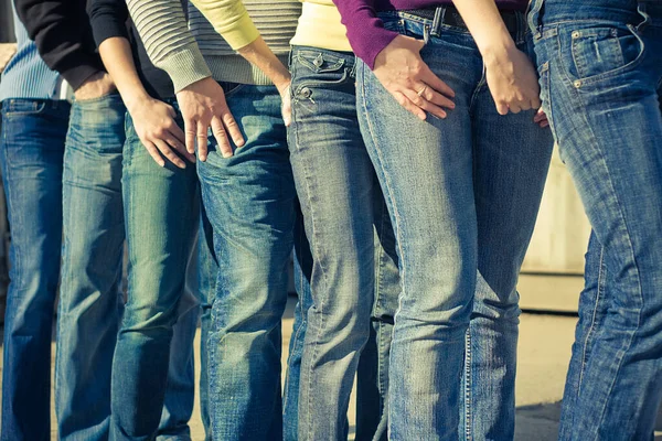 Visão Lateral Grupo Pessoas Jeans — Fotografia de Stock