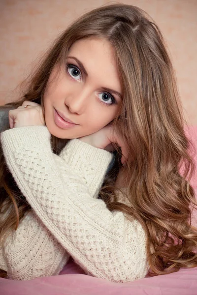 Süveter giymiş güzel bir genç kadının portresi.